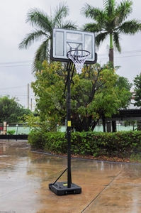 Trụ bóng rổ đối trọng thùng nhựa chứa nước