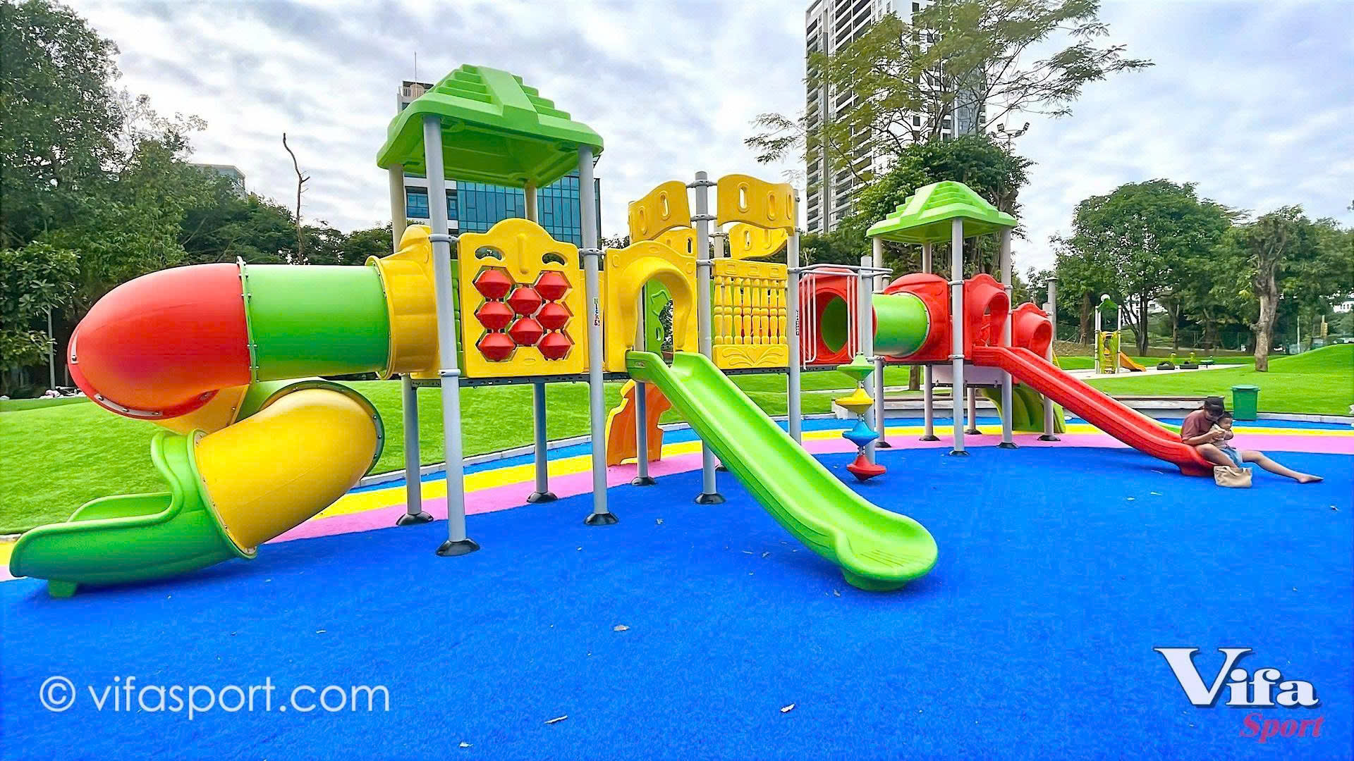 Hà Nội đầu tư mạnh cho không gian công cộng: Ưu tiên dụng cụ tập thể dục ngoài trời vì chất lượng sống của người dân