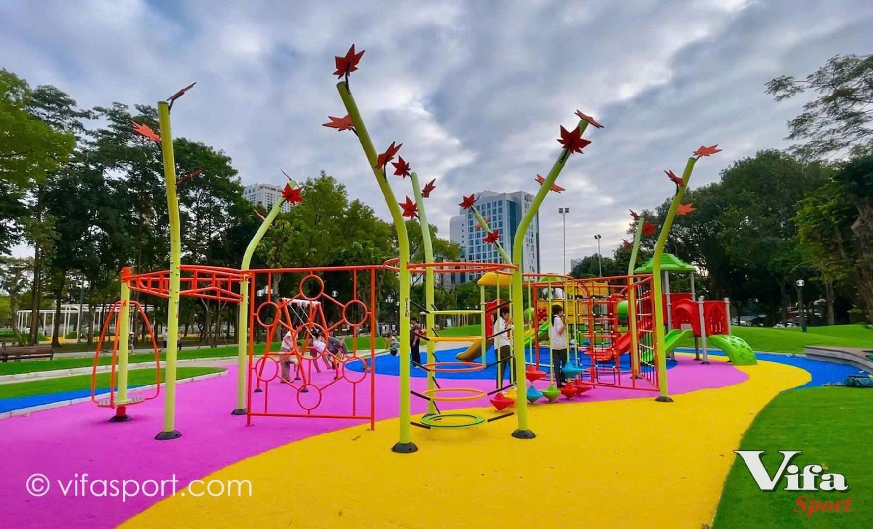 Hà Nội đầu tư mạnh cho không gian công cộng: Ưu tiên dụng cụ tập thể dục ngoài trời vì chất lượng sống của người dân