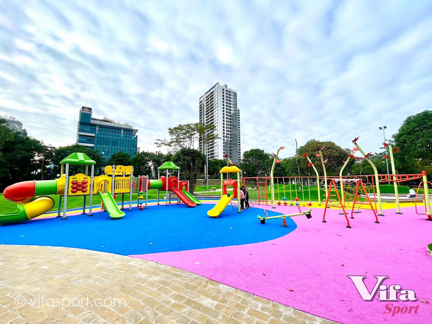 ĐẦU TƯ SÂN CHƠI NGOÀI TRỜI CHO TRẺ EM – GIÁ TRỊ DÀI LÂU CHO GIA ĐÌNH VÀ XÃ HỘI