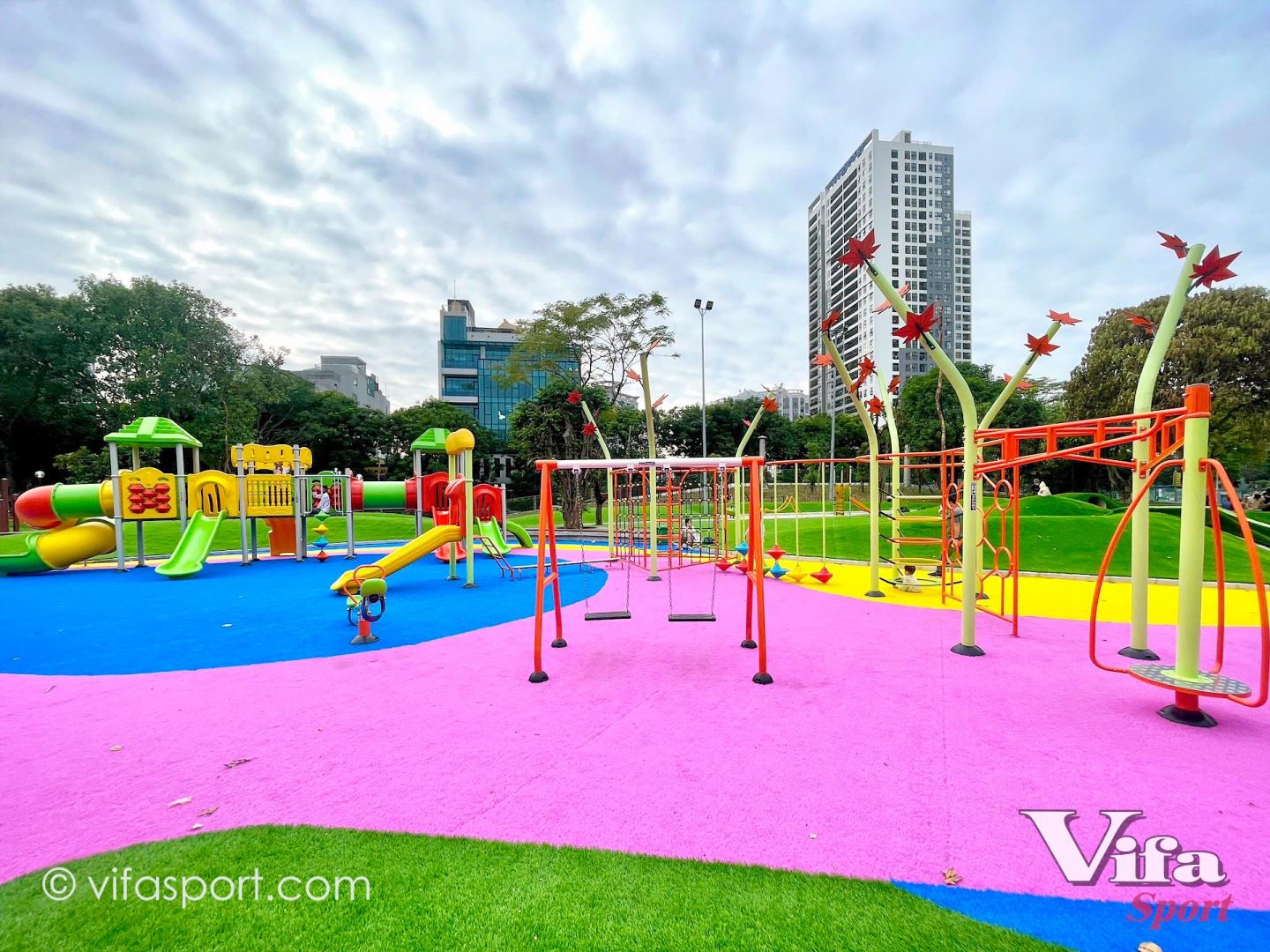 ĐẦU TƯ SÂN CHƠI NGOÀI TRỜI CHO TRẺ EM – GIÁ TRỊ DÀI LÂU CHO GIA ĐÌNH VÀ XÃ HỘI