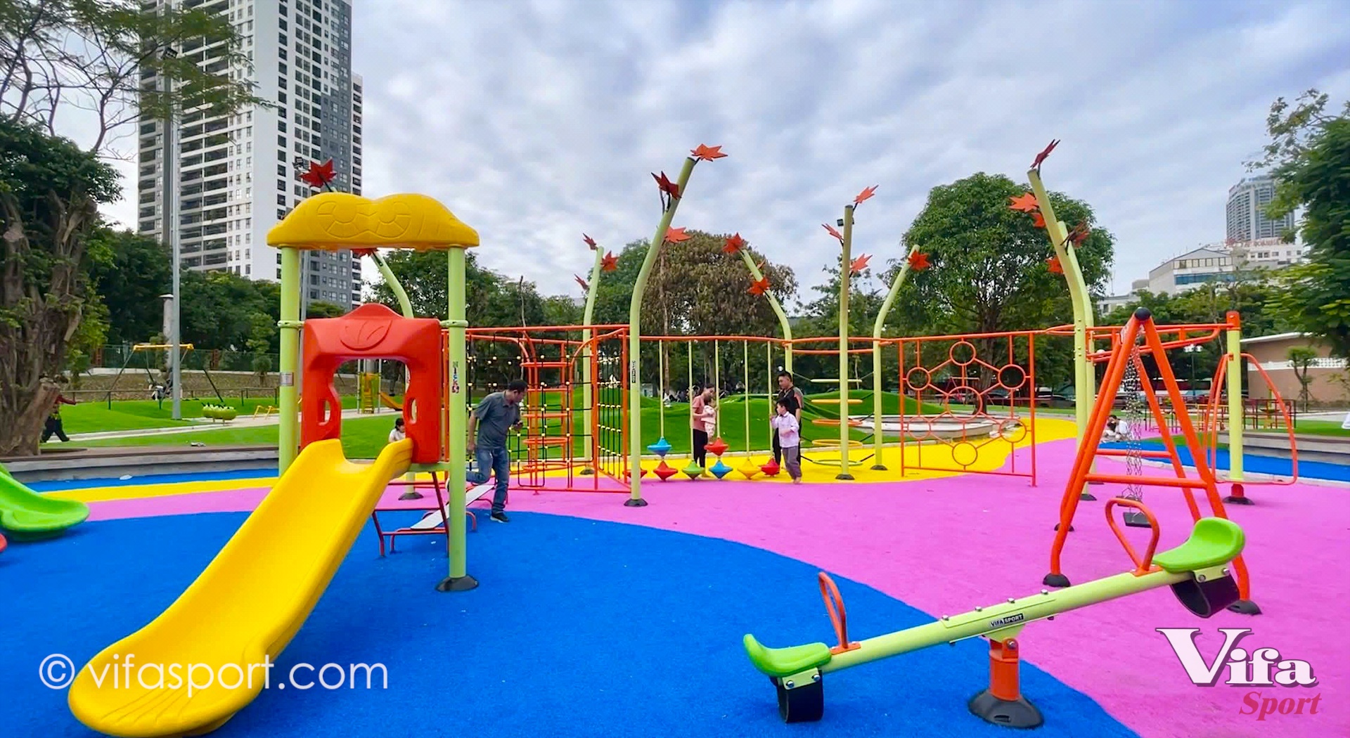ĐẦU TƯ SÂN CHƠI NGOÀI TRỜI CHO TRẺ EM – GIÁ TRỊ DÀI LÂU CHO GIA ĐÌNH VÀ XÃ HỘI