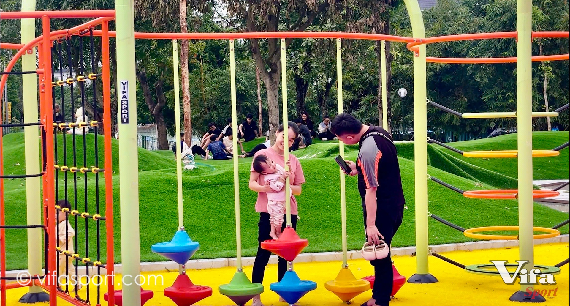 ĐẦU TƯ SÂN CHƠI NGOÀI TRỜI CHO TRẺ EM – GIÁ TRỊ DÀI LÂU CHO GIA ĐÌNH VÀ XÃ HỘI