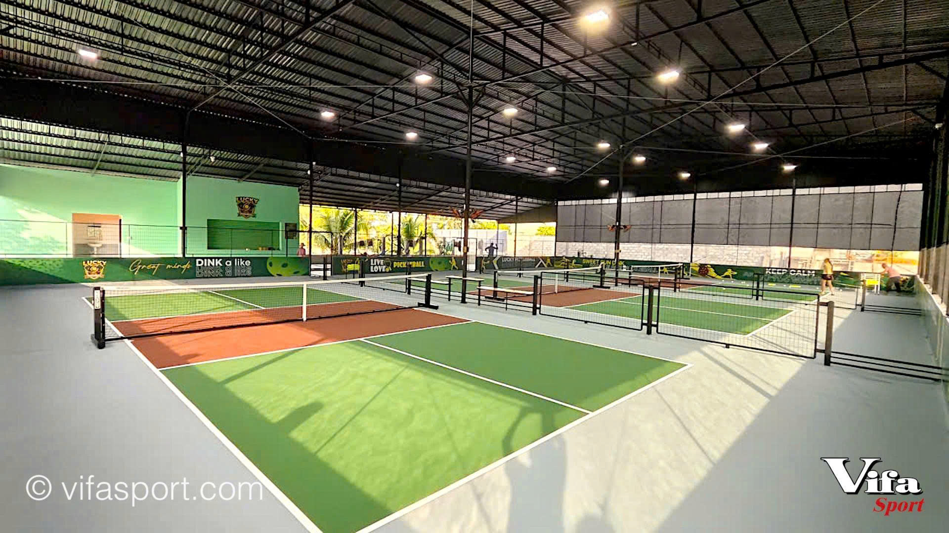 ĐỪNG ĐỂ TRỤ LƯỚI GIÁ RẺ LÀM HỎNG SÂN PICKLEBALL CỦA BẠN