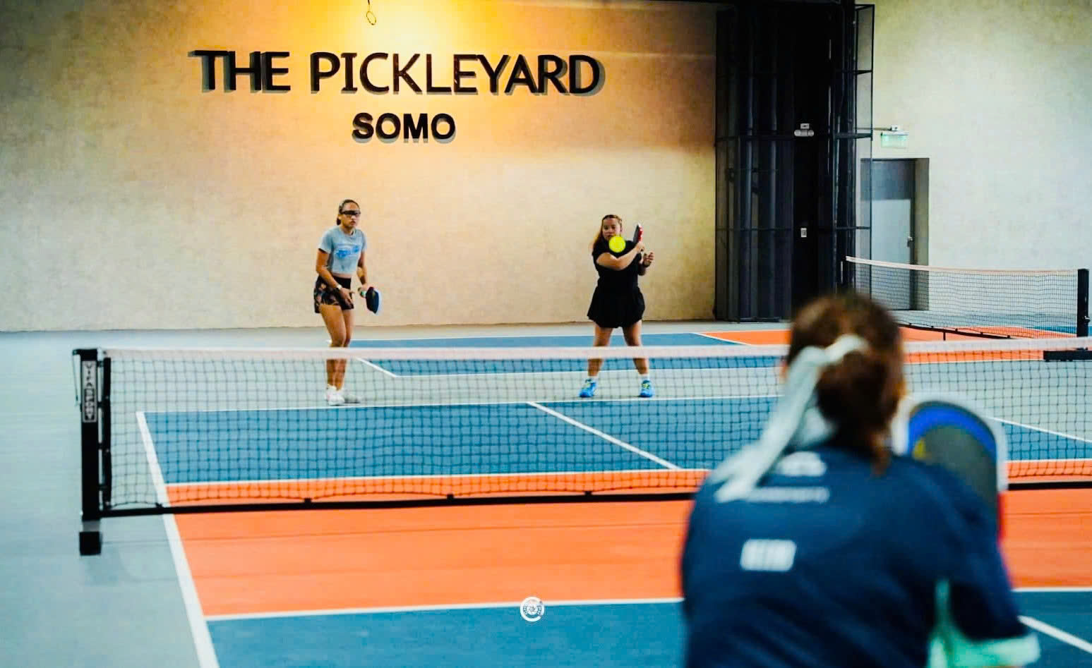 ĐỪNG ĐỂ TRỤ LƯỚI GIÁ RẺ LÀM HỎNG SÂN PICKLEBALL CỦA BẠN