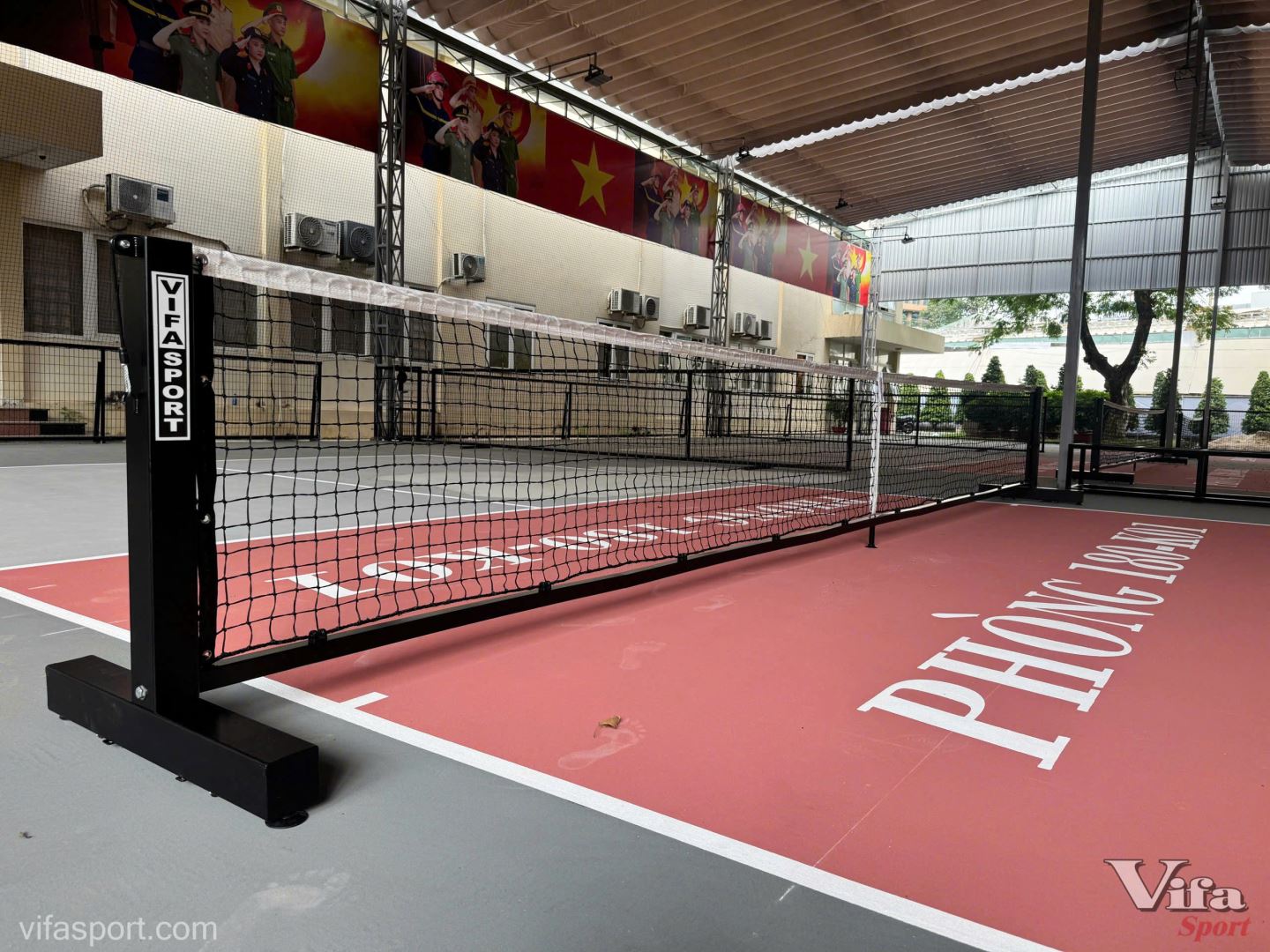 ĐỪNG ĐỂ TRỤ LƯỚI GIÁ RẺ LÀM HỎNG SÂN PICKLEBALL CỦA BẠN