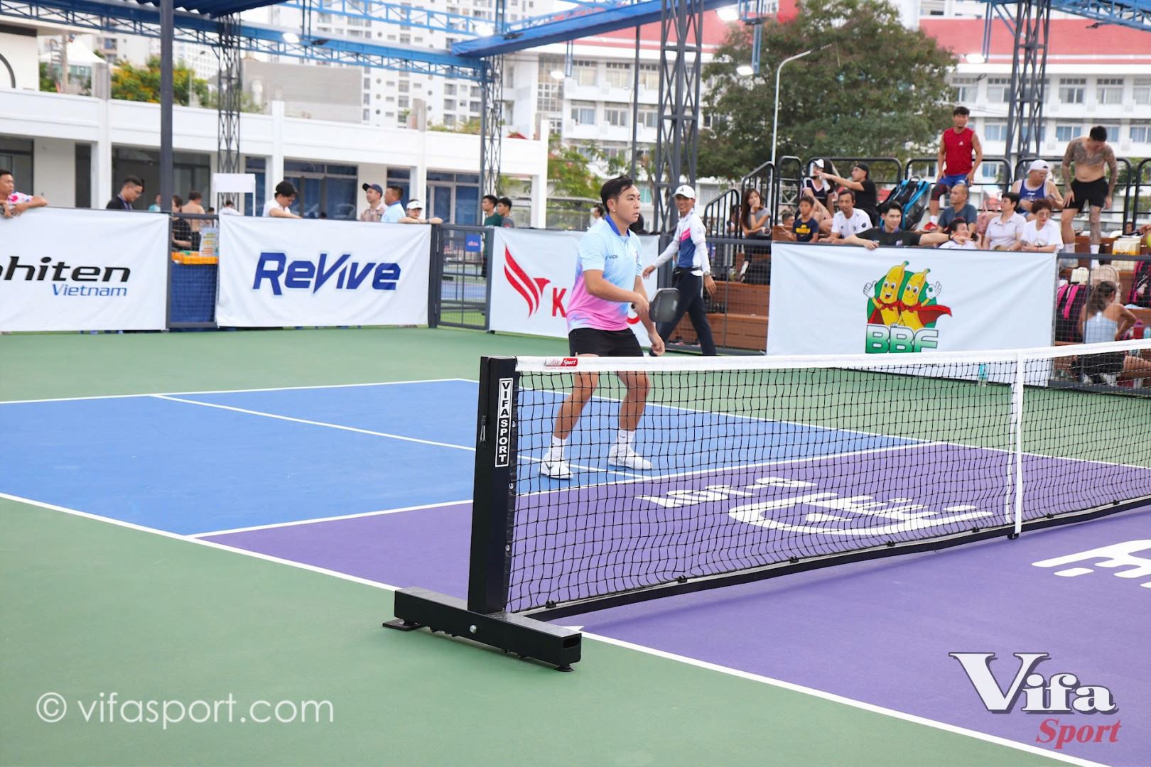 ĐỪNG ĐỂ TRỤ LƯỚI GIÁ RẺ LÀM HỎNG SÂN PICKLEBALL CỦA BẠN