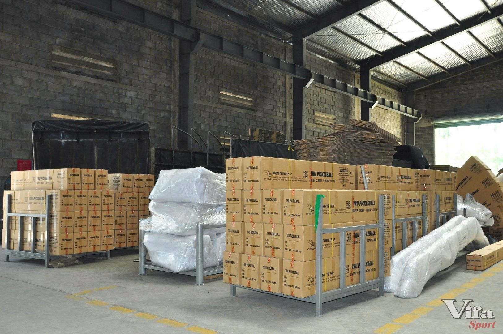 ĐỪNG ĐỂ TRỤ LƯỚI GIÁ RẺ LÀM HỎNG SÂN PICKLEBALL CỦA BẠN