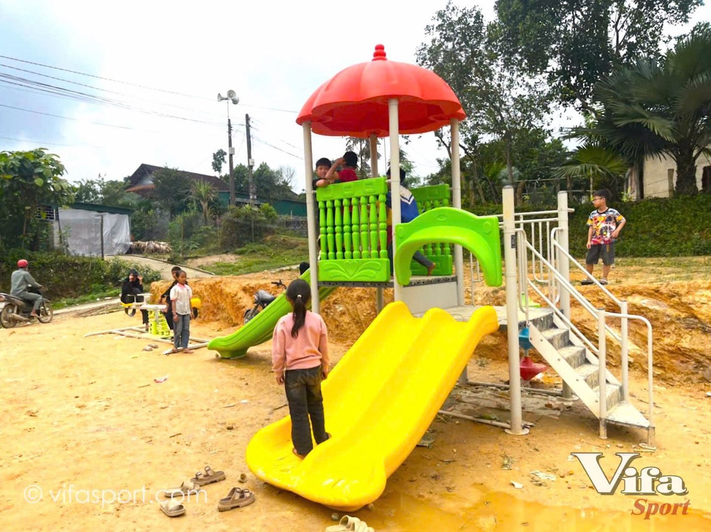 MỘT CỤM VUI CHƠI NGOÀI TRỜI CHO TRẺ EM KHÔNG CHIẾM NHIỀU DIỆN TÍCH?