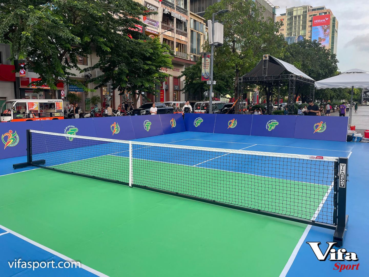 TRỤ VÀ LƯỚI PICKLEBALL VIFASPORT GÓP PHẦN VÀO SÂN CHƠI CỘNG ĐỒNG Ở PHỐ ĐI BỘ NGUYỄN HUỆ