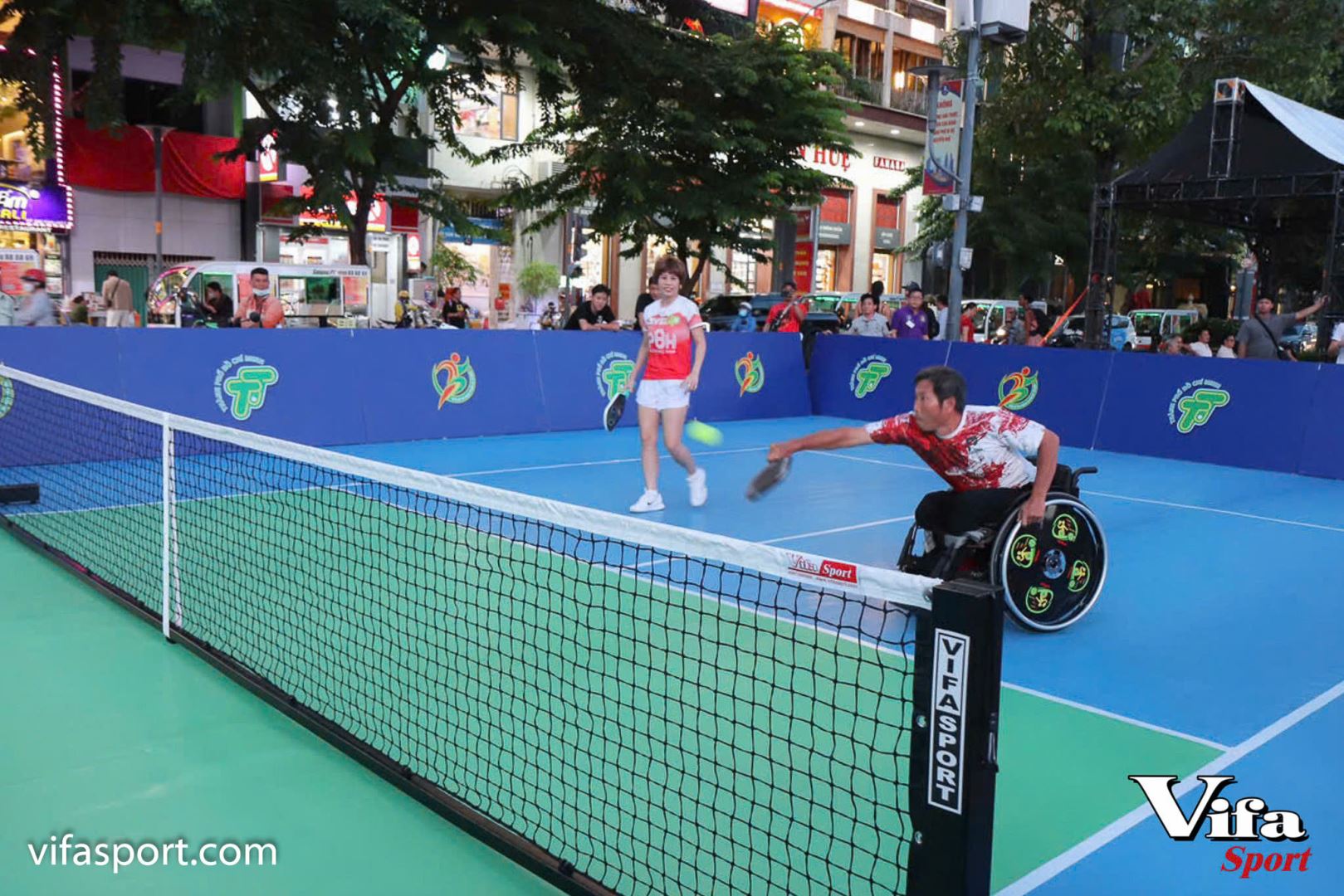 TRỤ VÀ LƯỚI PICKLEBALL VIFASPORT GÓP PHẦN VÀO SÂN CHƠI CỘNG ĐỒNG Ở PHỐ ĐI BỘ NGUYỄN HUỆ