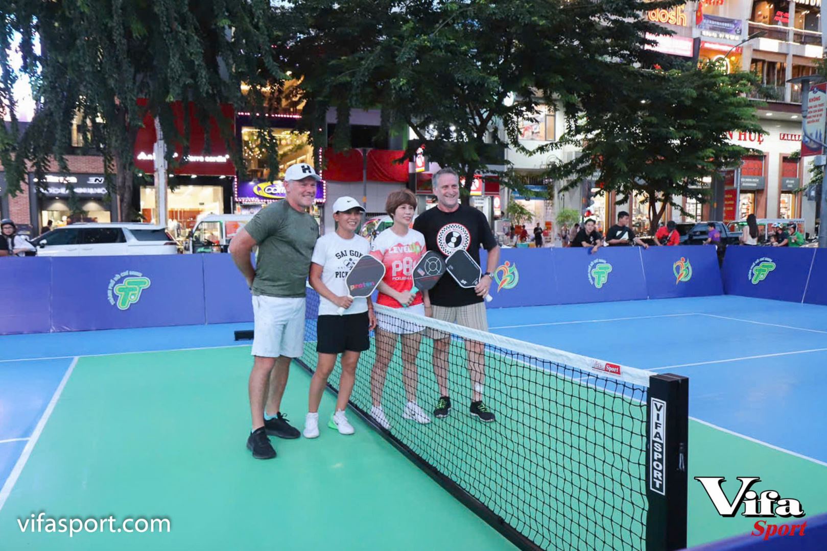 TRỤ VÀ LƯỚI PICKLEBALL VIFASPORT GÓP PHẦN VÀO SÂN CHƠI CỘNG ĐỒNG Ở PHỐ ĐI BỘ NGUYỄN HUỆ