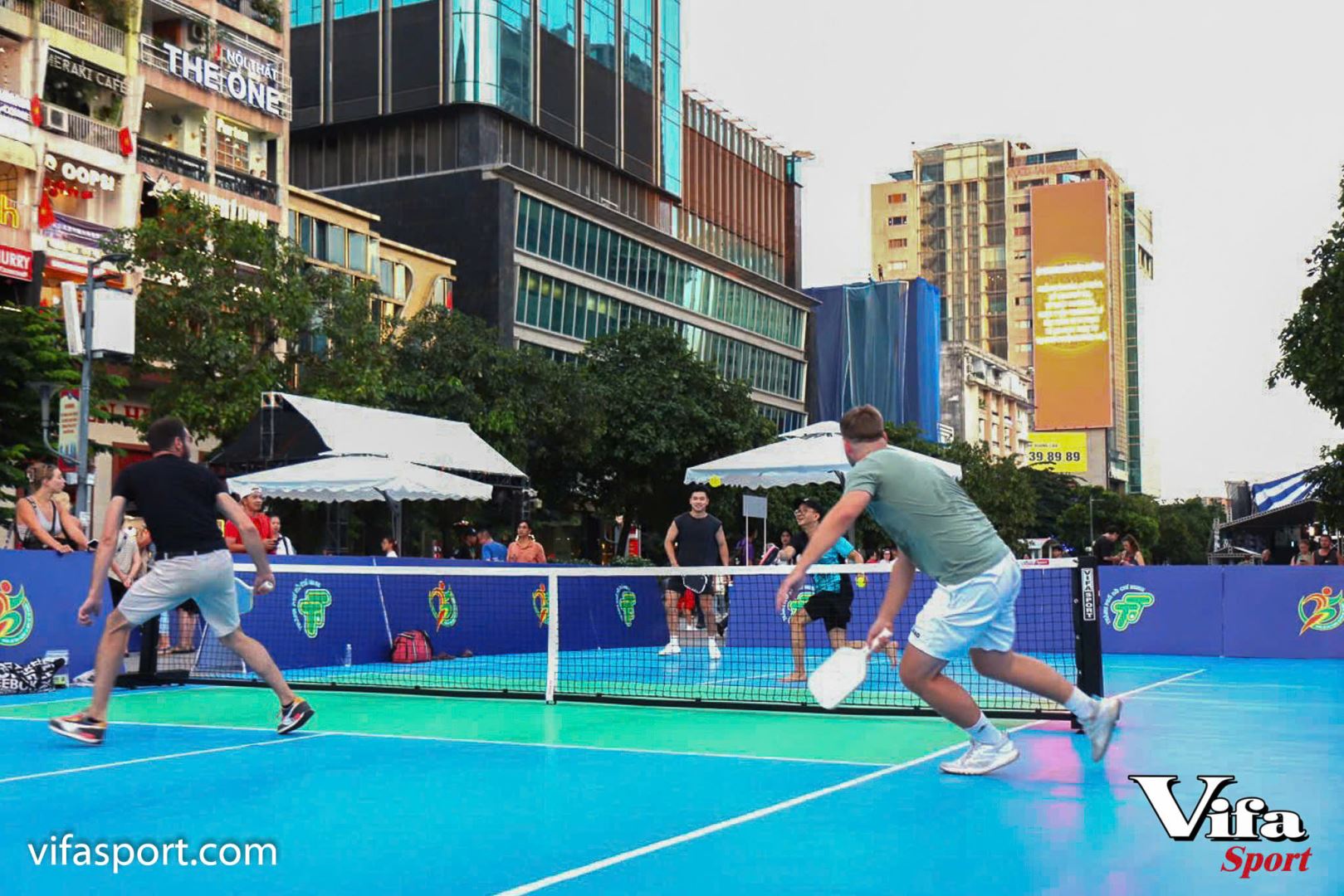 TRỤ VÀ LƯỚI PICKLEBALL VIFASPORT GÓP PHẦN VÀO SÂN CHƠI CỘNG ĐỒNG Ở PHỐ ĐI BỘ NGUYỄN HUỆ